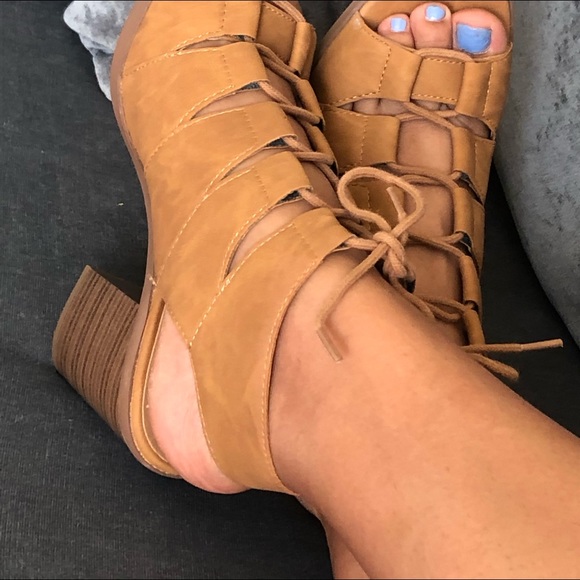 Tan color cage heels - Picture 4 of 6